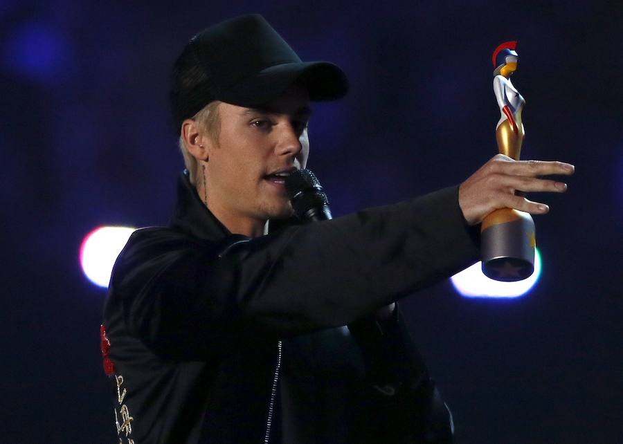 Justin Bieber muestra su premio.