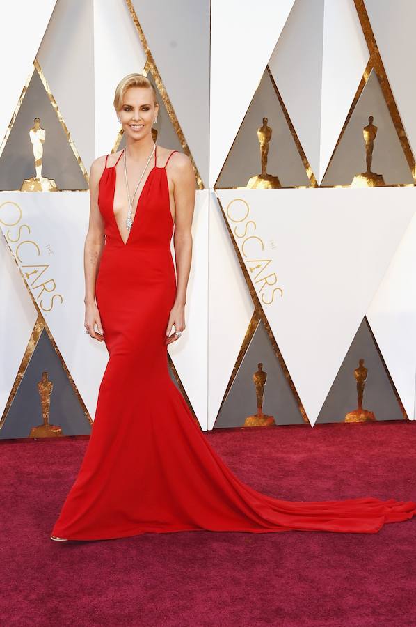 Charlize Theron, a su llegada a los Oscar.