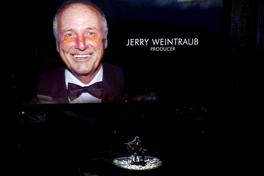 Dave Grohl interpreta 'Black Bird' con una imagen de fondo del productor Jerry Weintraub.