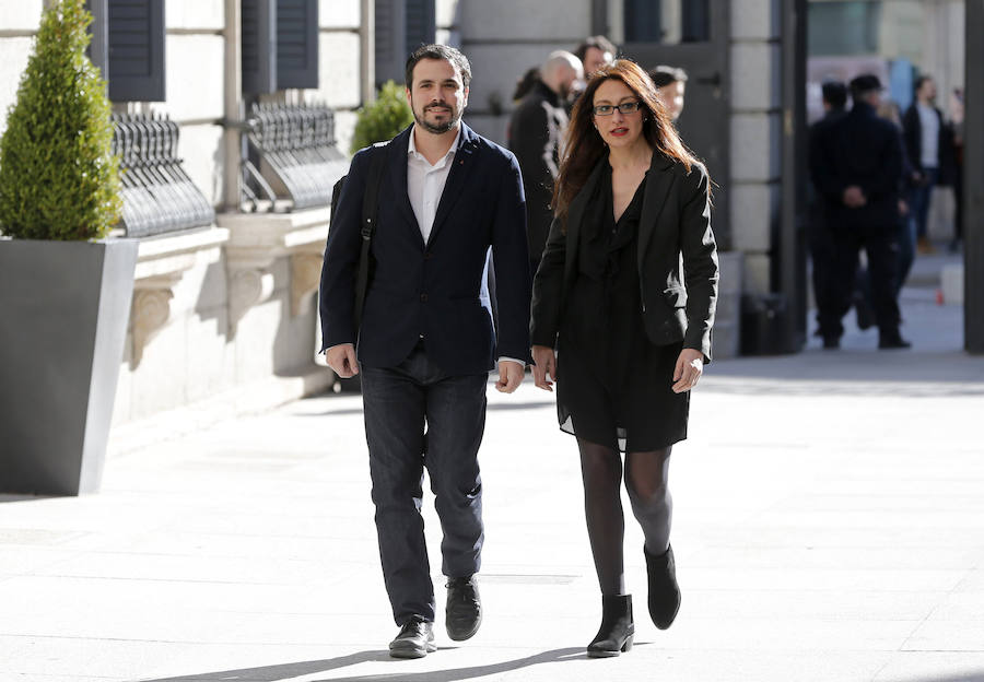 Los diputados de IU Alberto Garzón y Sol Sánchez a su llegada esta tarde a la Cámara Baja.