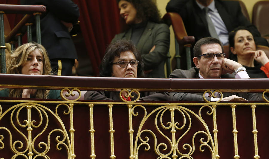 Begoña Gómez (i), esposa del secretario general del PSOE, Pedro Sánchez, y los padres de éste, Pedro Sánchez (d) y Magdalena Pérez-Castejón (c), siguen la sesión desde la tribuna de invitados.