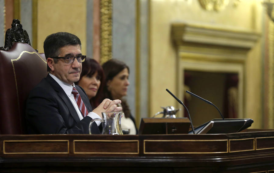 El presidente del Congreso, Patxi López, durante la primera jornada de la sesión de su investidura del líder del PSOE, Pedro Sánchez.