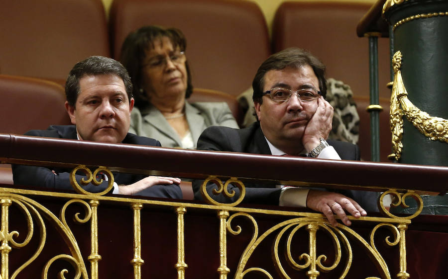 Los presidentes autonómicos de Castilla La Mancha, Emiliano García-Page (i) y Extremadura, Guillermo Fernández Vara (d) y la socialista Rosa Conde (detrás) siguen la intevención de Sánchez desde la tribuna de autoridades.