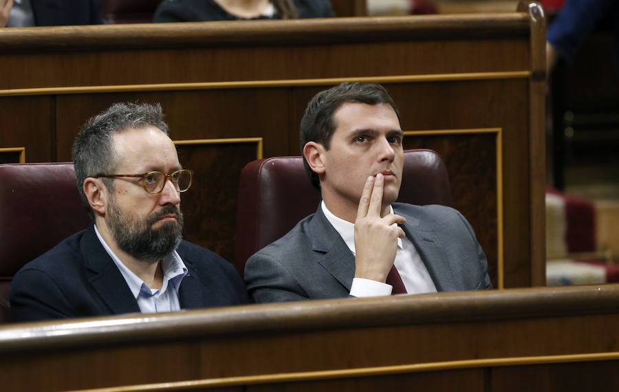 El líder de Ciudadanos, Albert Rivera (d) junto al portavoz parlamentario, Juan Carlos Girauta, durante la primera jornada de la sesión de investidura.