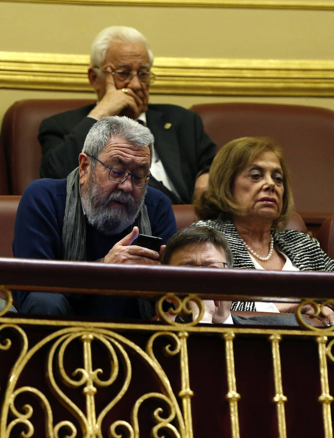 El secretario general de UGT, Cándido Méndez (i), la socialista Amparo Rubiales (d) y el padre Ángel (detrás) siguen desde la tribuna de invitados la primera jornada de la sesión de investidura del secretario general del PSOE, Pedro Sánchez.