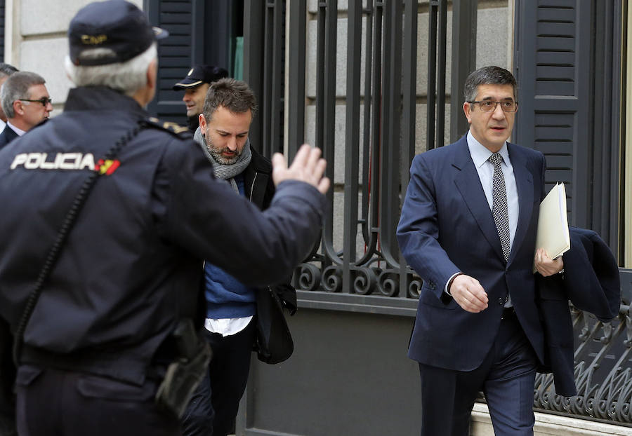 El presidente del Congreso, Patxi López, a su llegada a la segunda jornada de la investidura del candidato socialista, Pedro Sánchez.