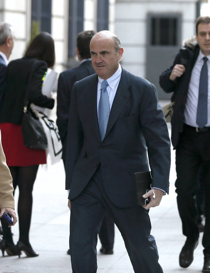 El ministro de Economía en funciones, Luis de Guindos, a su llegada al Congreso de los Diputados.