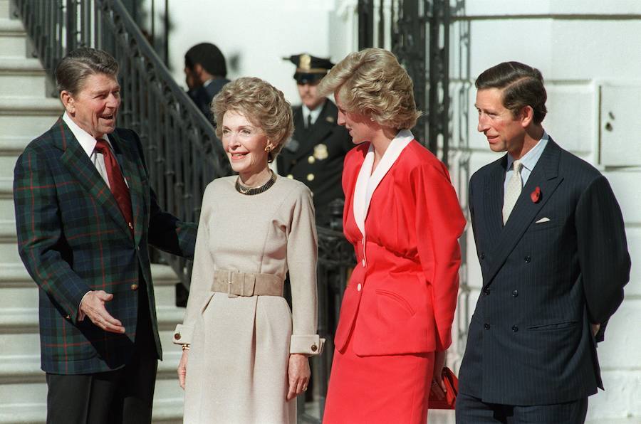 Nancy y Ronald Reagan reciben en la Casa Blanca a la princesa Diana y su marido el príncipe Carlos de Inglaterra en 1985.