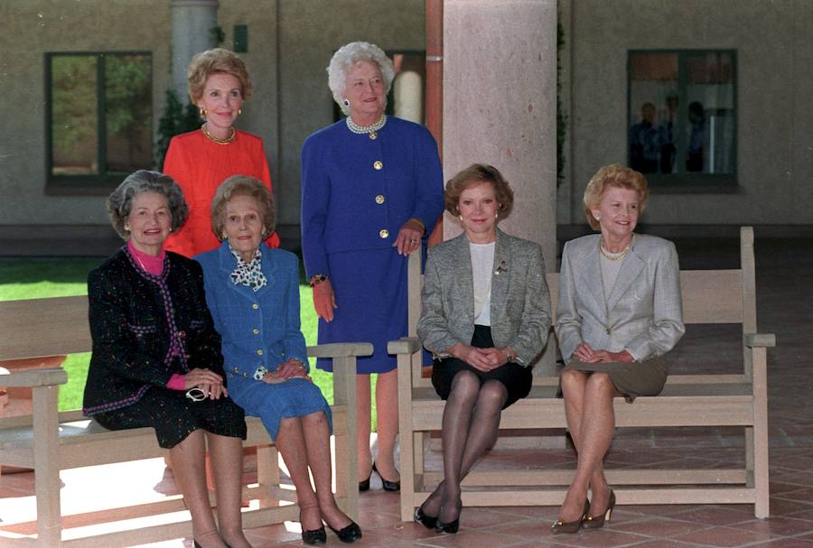 La primera dama Nancy Reagan, junto a Barbara Bush y otras primeras damas (de i a d): Lady Bird Johnson, Pat Nixon, Rosalyn Carter y Betty Ford.