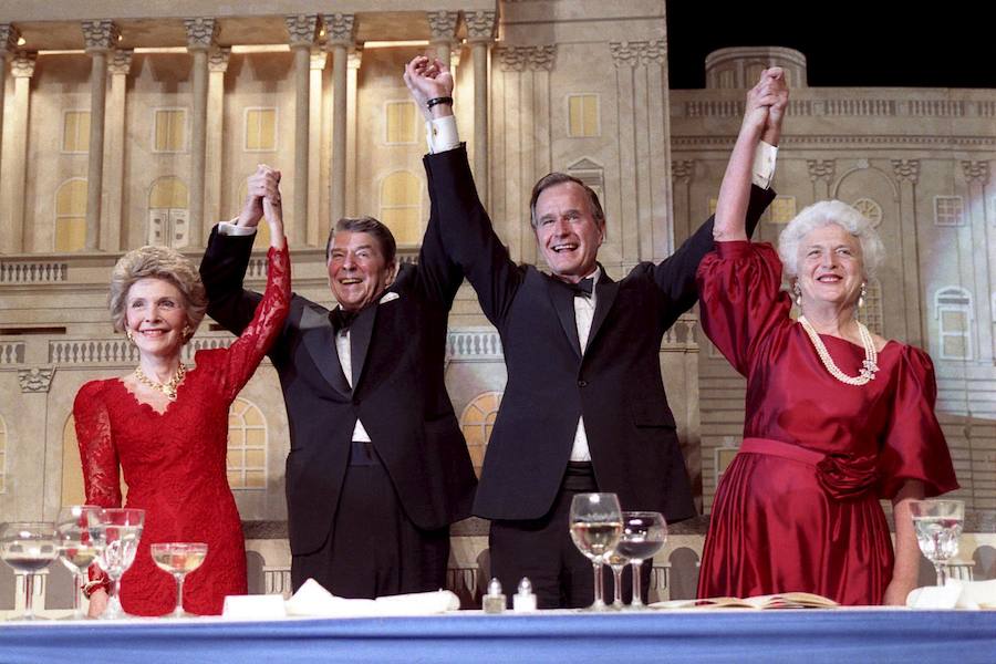 El presidente Ronald Reagan (2i) y el vicepresidente George Bush (2d) junto a sus mujeres Nancy y Barbara en la Cena de Presidentes celebrada en Washingtong en 1988.