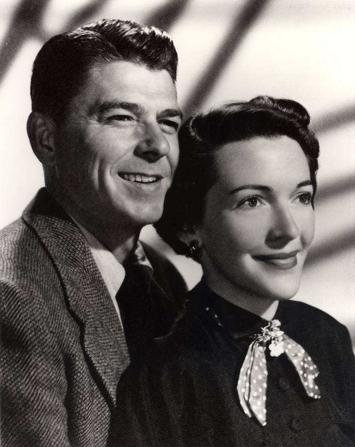 Imagen del acto de compromiso de Ronald Reagan y Nancy Davis en 1952.