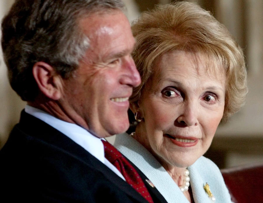 Nancy Reagan y George W. Bush durante la ceremonia de entrega de la Medalla de Oro del Congreso a su marido en 2002.