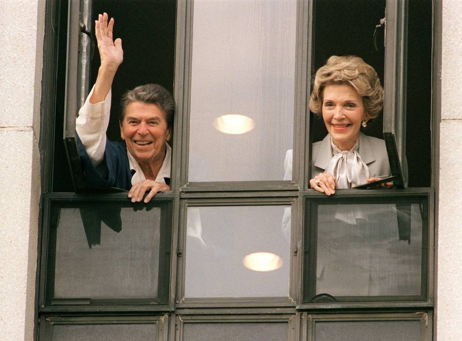 Imagen tomada en 1987 de Nancy y Ronald Reagan saludando desde la ventana de su habitación en el hospital naval de Bethesda.