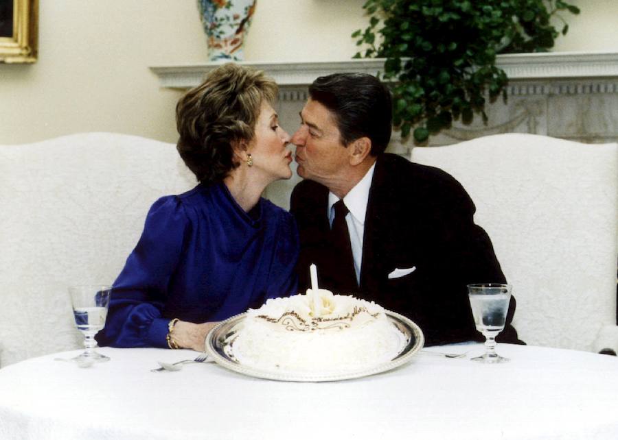 Nancy y Ronald Reagan celebran el aniversario de su matrimonio en la Casa Blanca en 1985.