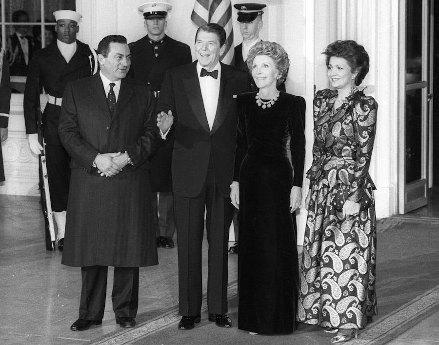 Ronald y Nancy Reagan durante la cena en honor en la Casa Blanca al presidente egipcio Hosni Mubarak junto a su mujer Suzanne Mubarak, en 1988.