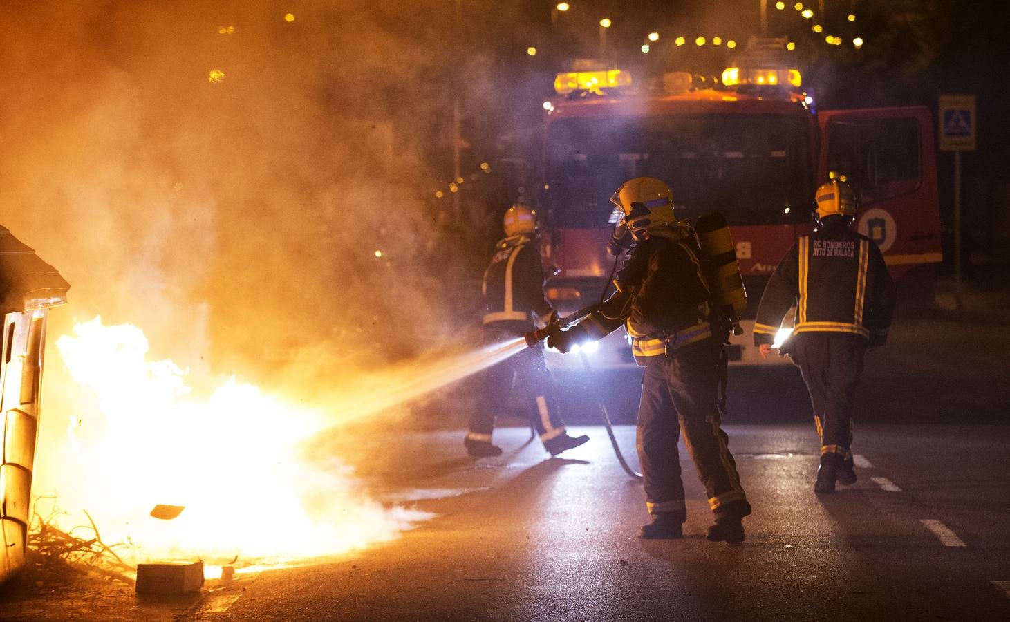 Una noche en llamas: SUR acompaña a los servicios de emergencias en la madrugada más conflictiva de la huelga de basura