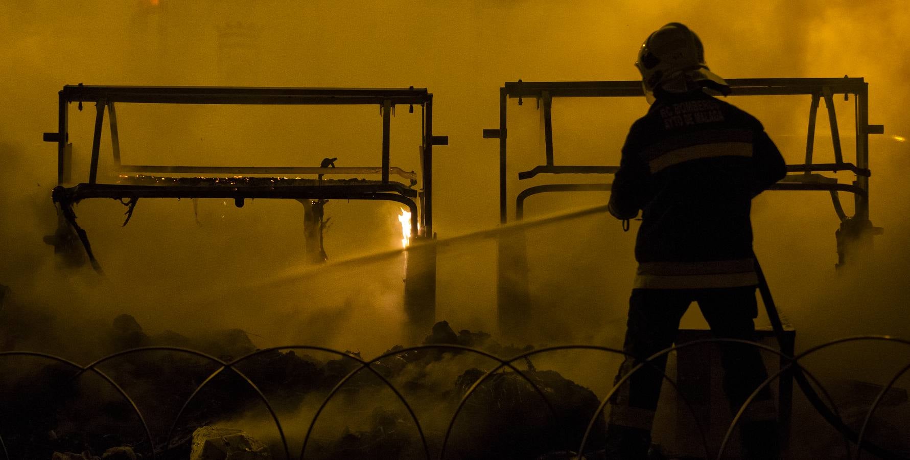 Una noche en llamas: SUR acompaña a los servicios de emergencias en la madrugada más conflictiva de la huelga de basura