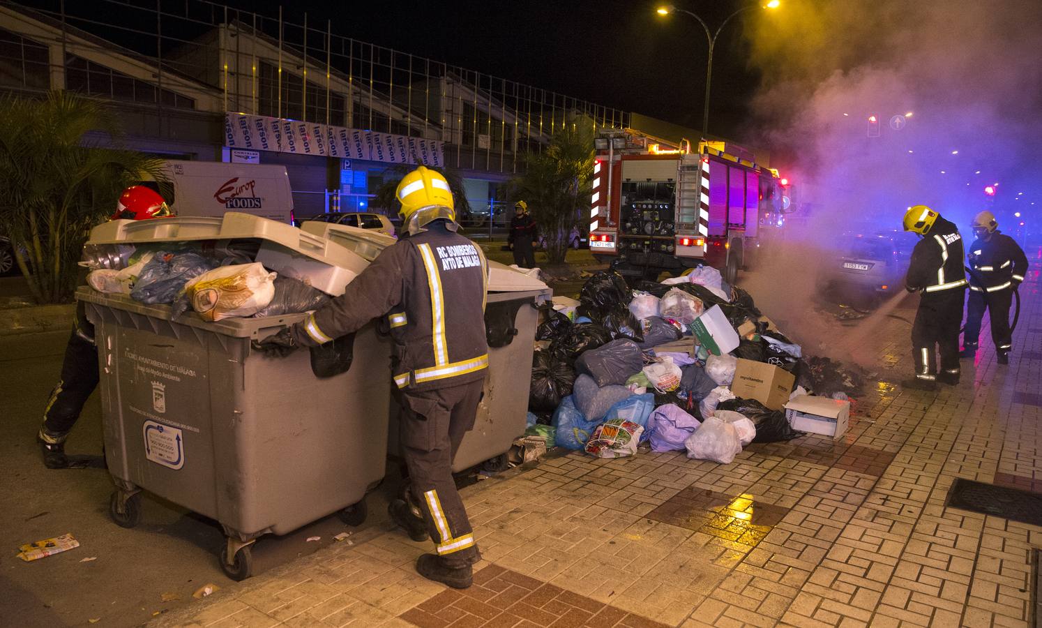 Una noche en llamas: SUR acompaña a los servicios de emergencias en la madrugada más conflictiva de la huelga de basura