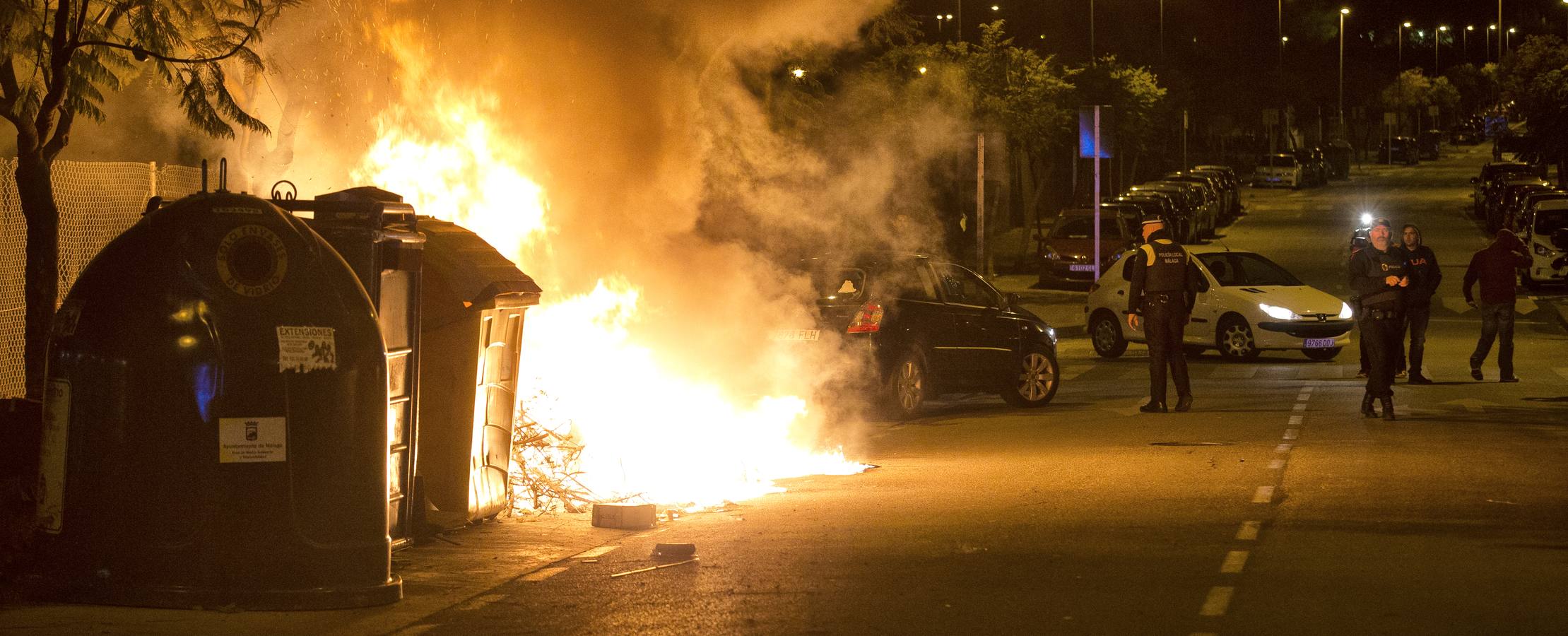 Una noche en llamas: SUR acompaña a los servicios de emergencias en la madrugada más conflictiva de la huelga de basura