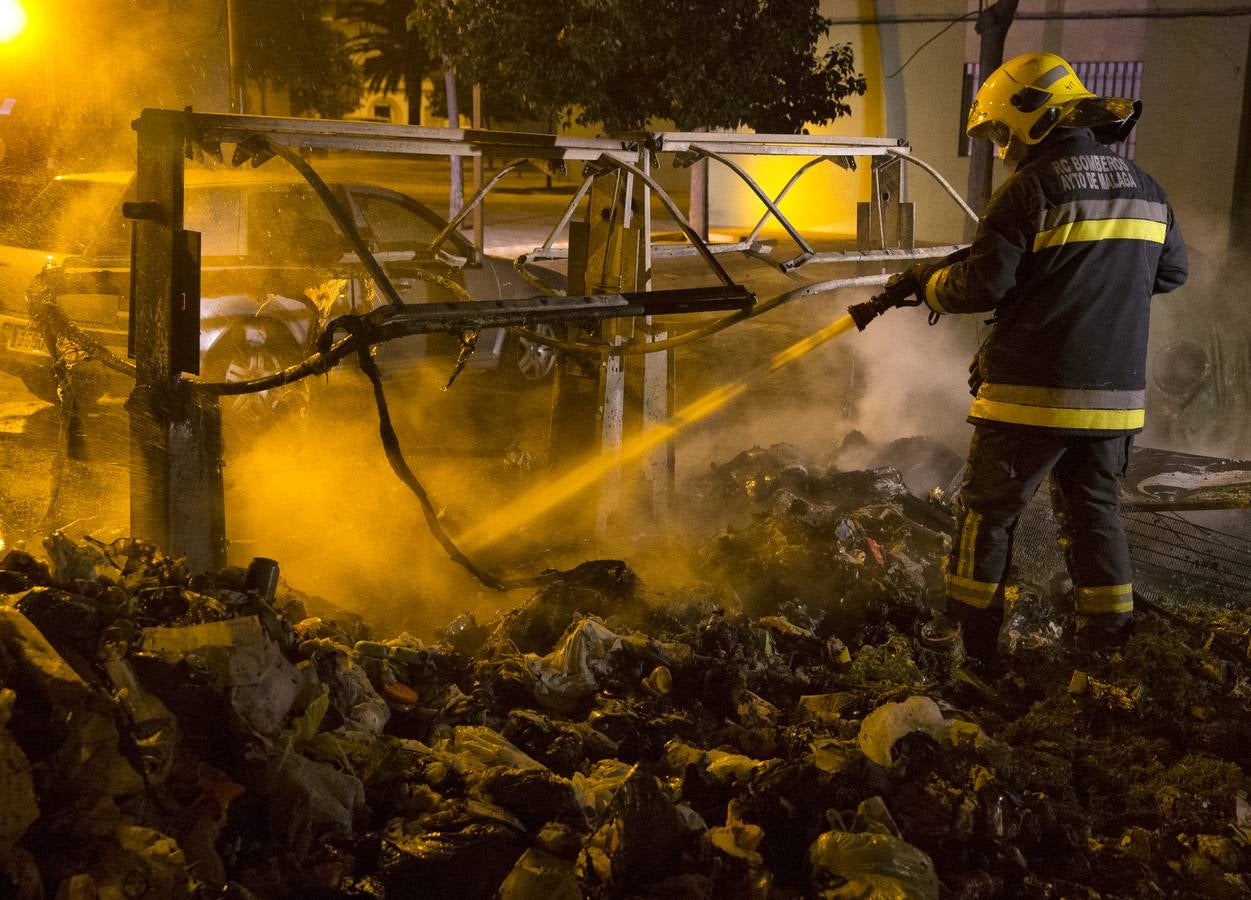 Una noche en llamas: SUR acompaña a los servicios de emergencias en la madrugada más conflictiva de la huelga de basura