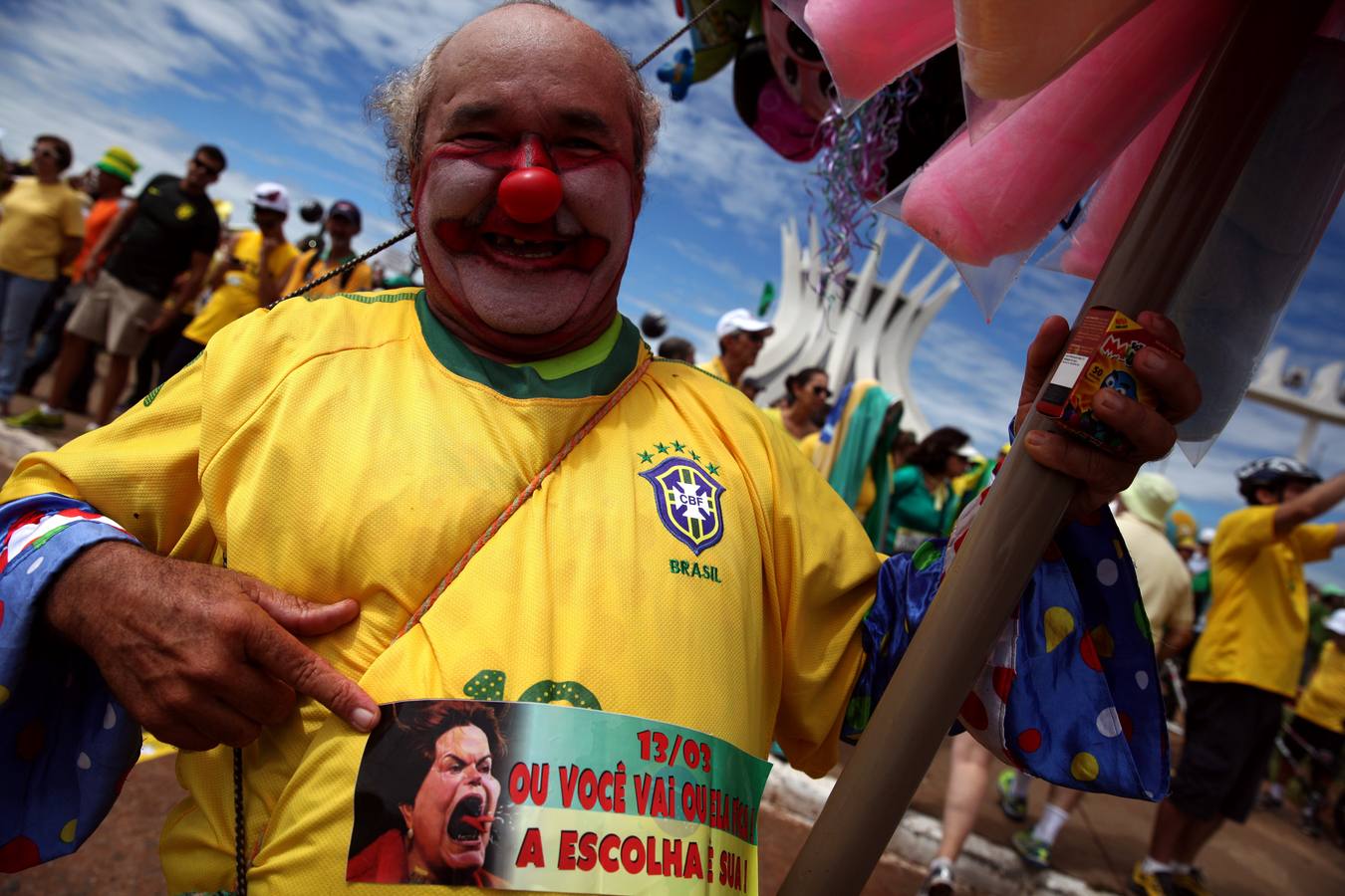 Miles de brasileños se manifiestan contra Rousseff