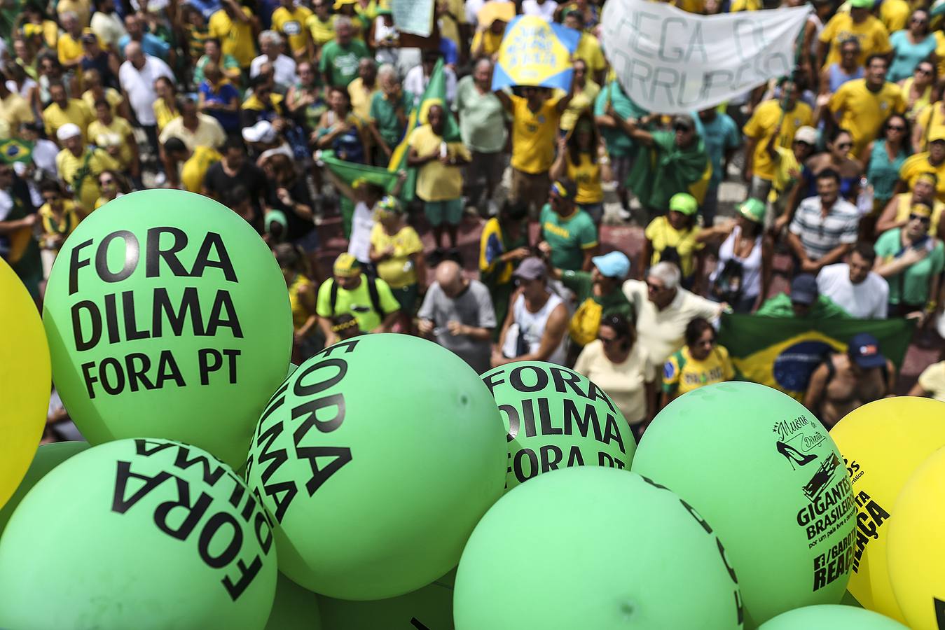 Miles de brasileños se manifiestan contra Rousseff