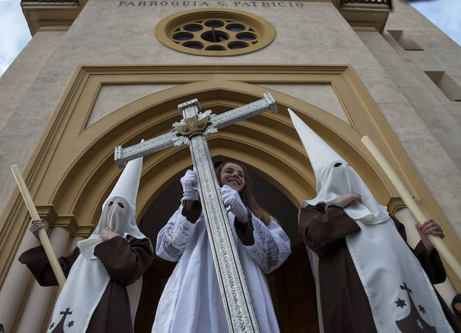 Fotos de los traslados y procesiones del Viernes de Dolores 2016 (I)