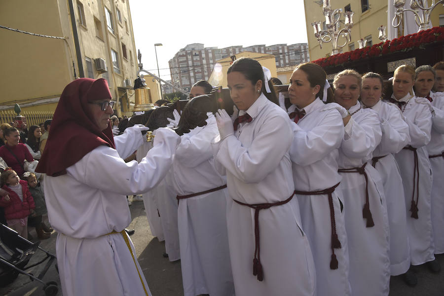 Fotos de los traslados y procesiones del Viernes de Dolores (II)