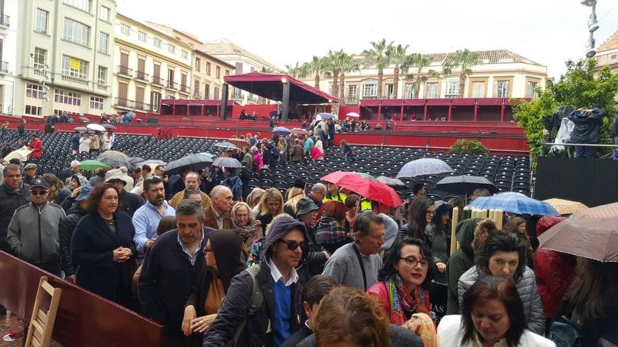 Tribuna de la Plaza de la Constitución vacía.