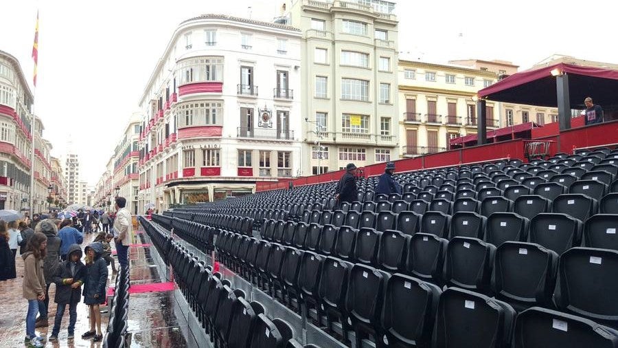 Tribuna de la Plaza de la Constitución vacía.