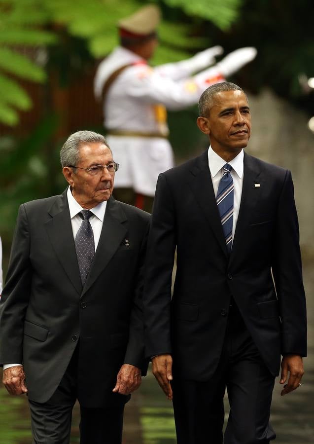 Castro recibe a Obama en su segundo día en La Habana