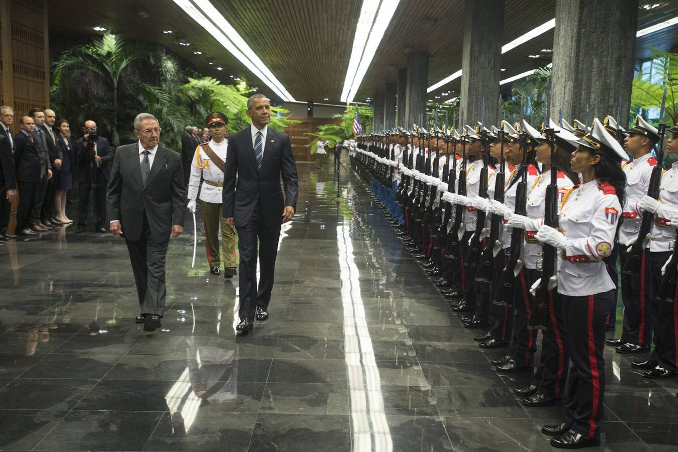 Castro recibe a Obama en su segundo día en La Habana