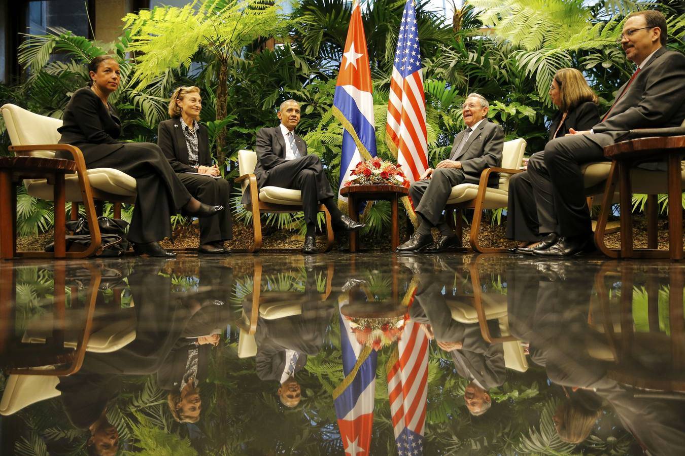 Castro recibe a Obama en su segundo día en La Habana