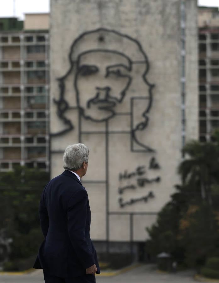 Castro recibe a Obama en su segundo día en La Habana