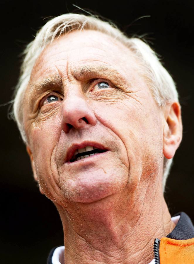 Fotografía de archivo tomada el 10 de septiembre de 2014 que muestra a Johan Cruyff durante el día de puertas abiertas de la Fundación Johan Cruyff en el Estadio Olímpico en Ámsterdam.