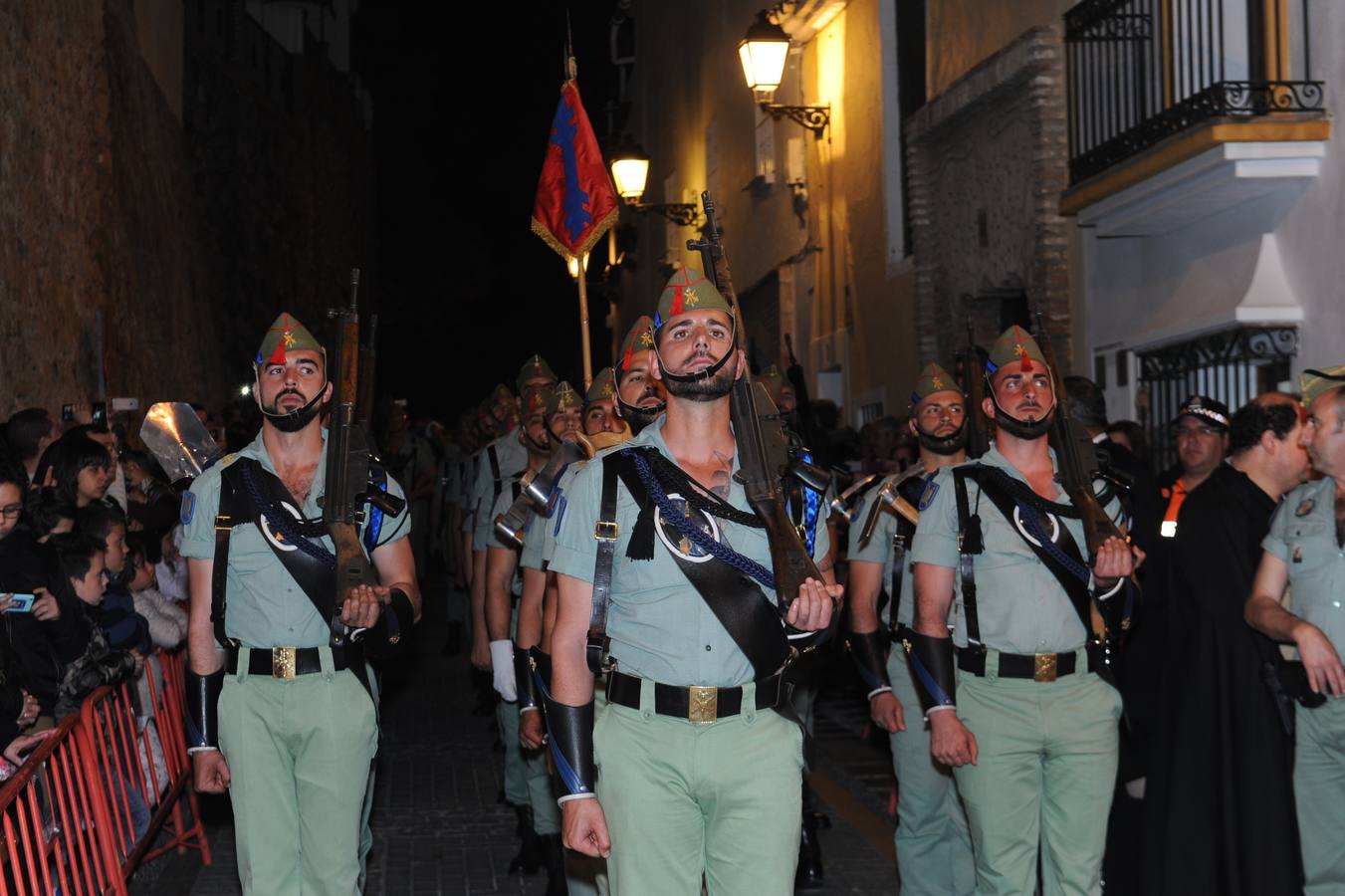 La multitudinaria salida del Cristo Yacente y La Soledad en Marbella, en fotos