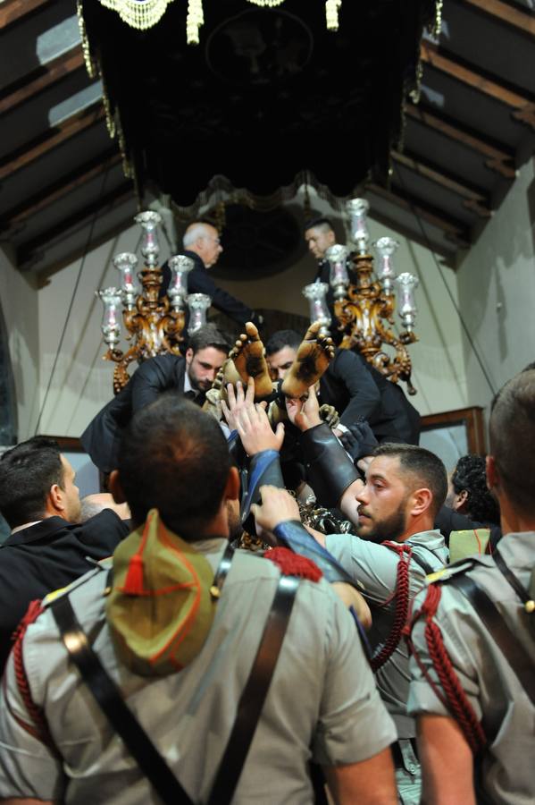 La multitudinaria salida del Cristo Yacente y La Soledad en Marbella, en fotos