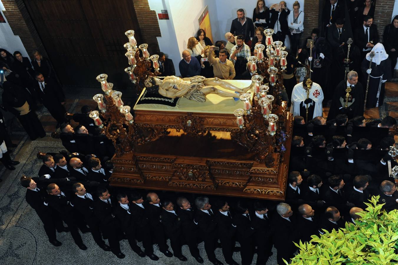 La multitudinaria salida del Cristo Yacente y La Soledad en Marbella, en fotos