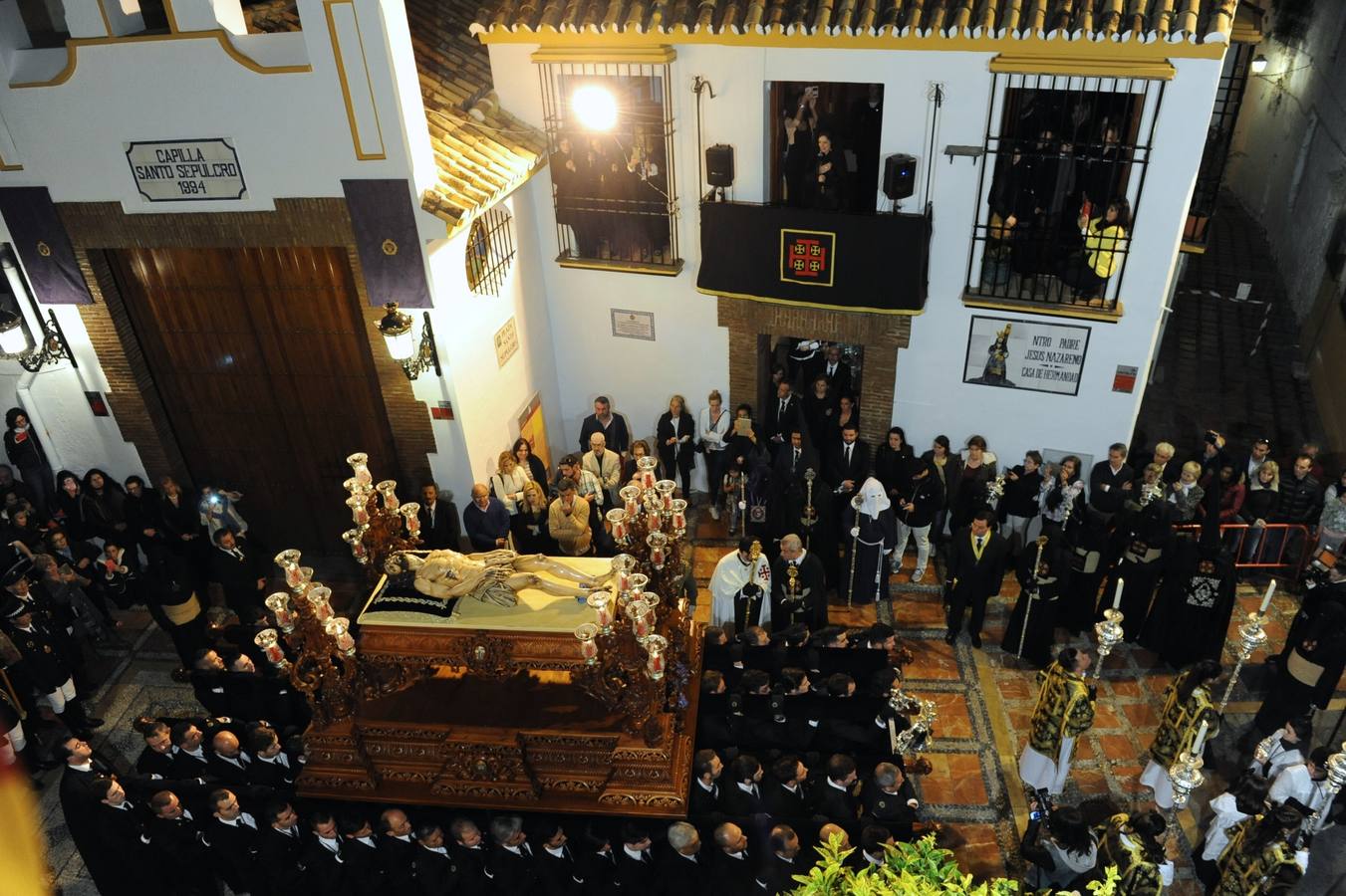 La multitudinaria salida del Cristo Yacente y La Soledad en Marbella, en fotos