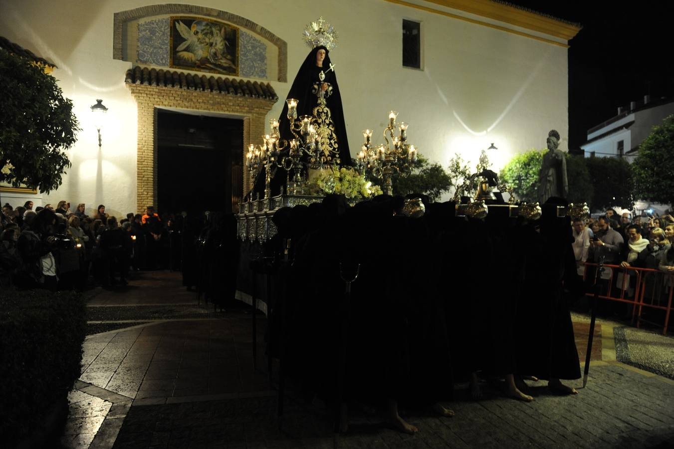 La multitudinaria salida del Cristo Yacente y La Soledad en Marbella, en fotos