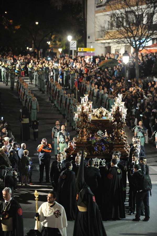 La multitudinaria salida del Cristo Yacente y La Soledad en Marbella, en fotos