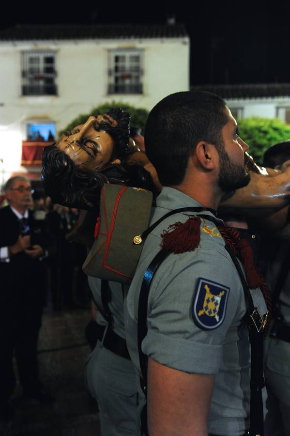 La multitudinaria salida del Cristo Yacente y La Soledad en Marbella, en fotos