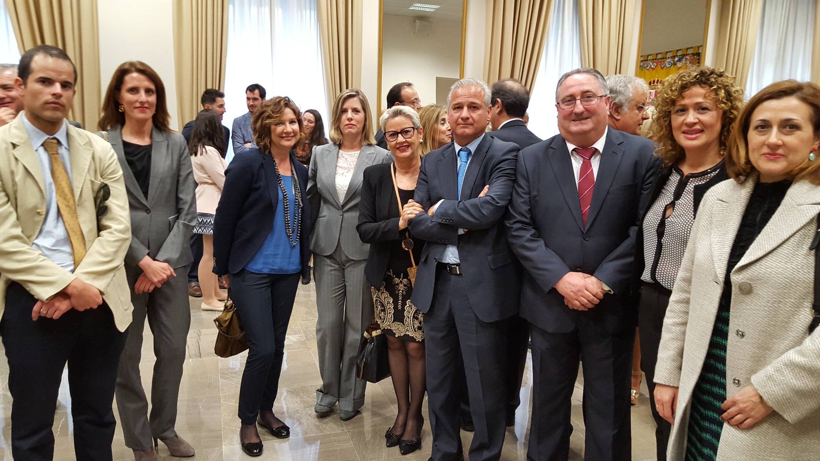 Asistentes al evento posan con José Cecilio García en una foto de familia.