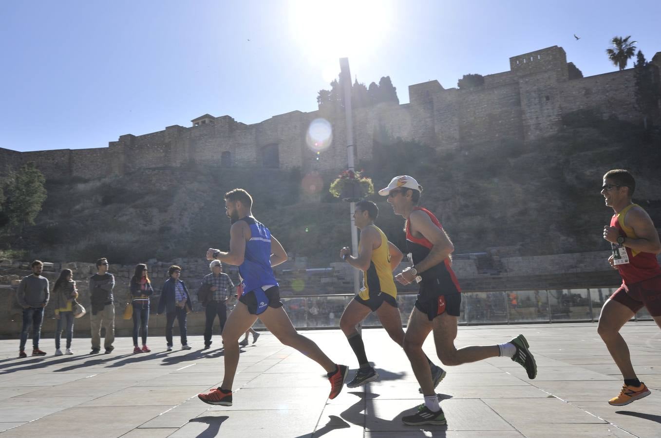 Miles de corredores participan en la Media Maratón Ciudad de Málaga
