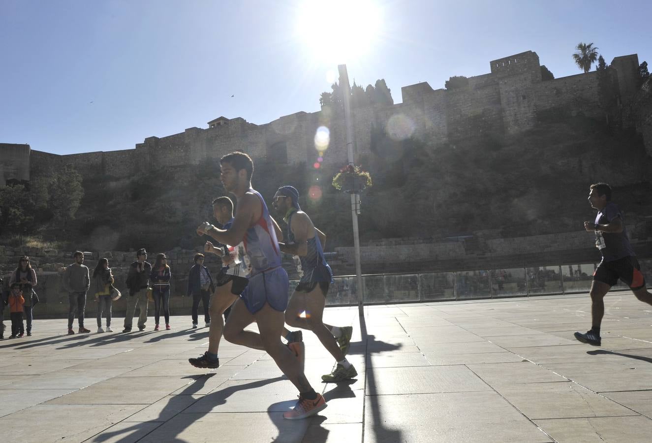 Miles de corredores participan en la Media Maratón Ciudad de Málaga