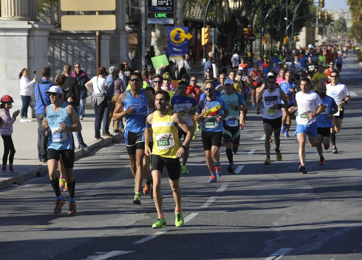 Miles de corredores participan en la Media Maratón Ciudad de Málaga