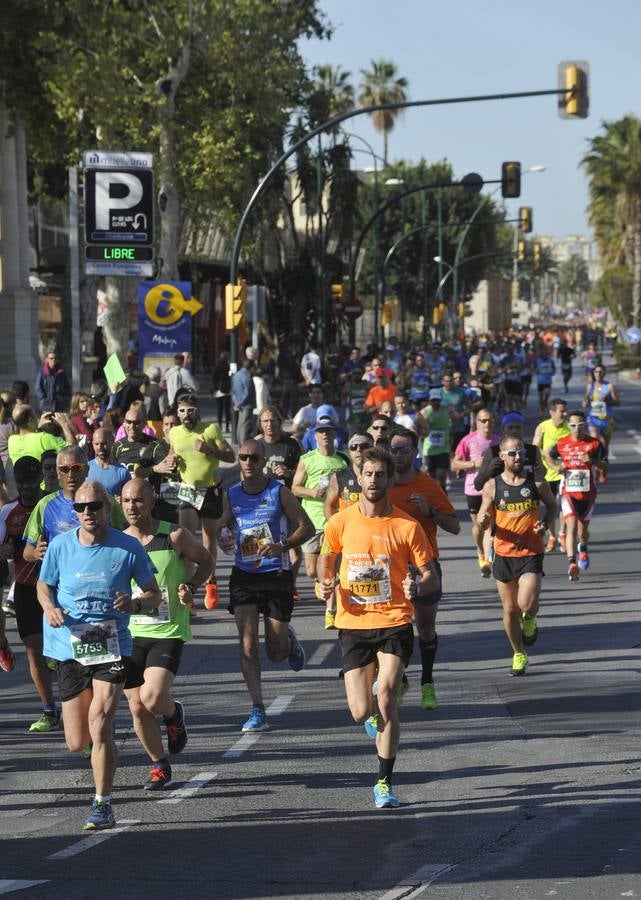 Miles de corredores participan en la Media Maratón Ciudad de Málaga