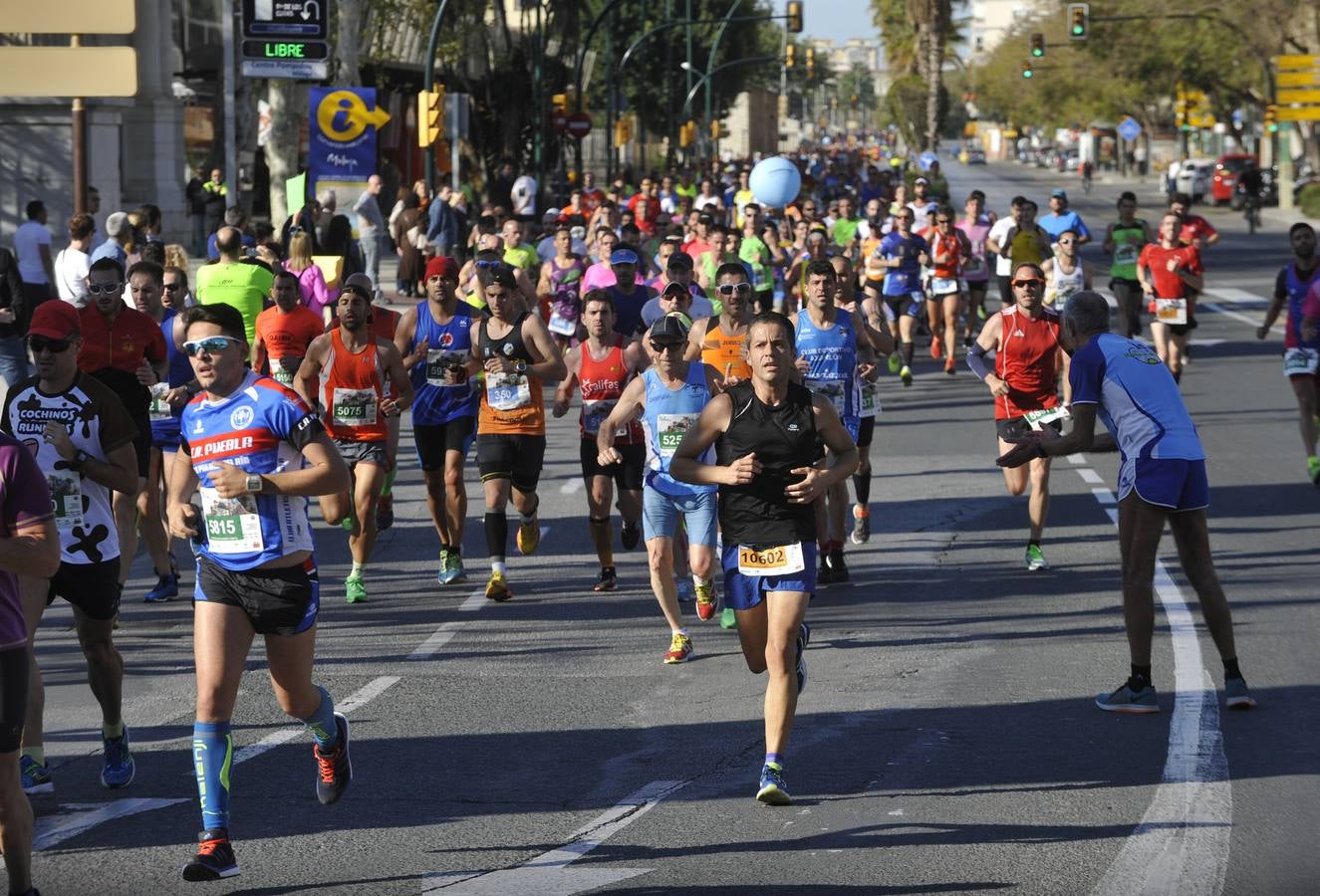 Miles de corredores participan en la Media Maratón Ciudad de Málaga