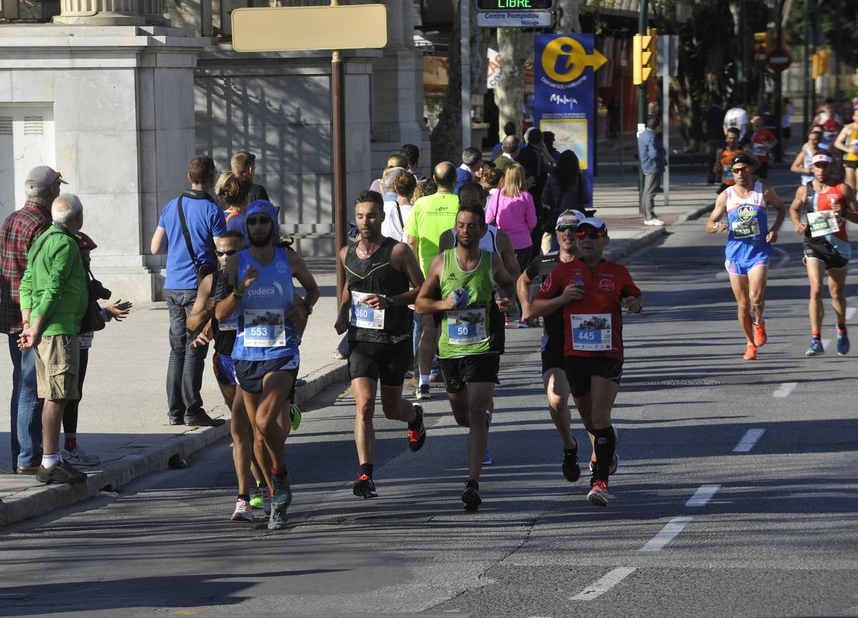 Miles de corredores participan en la Media Maratón Ciudad de Málaga