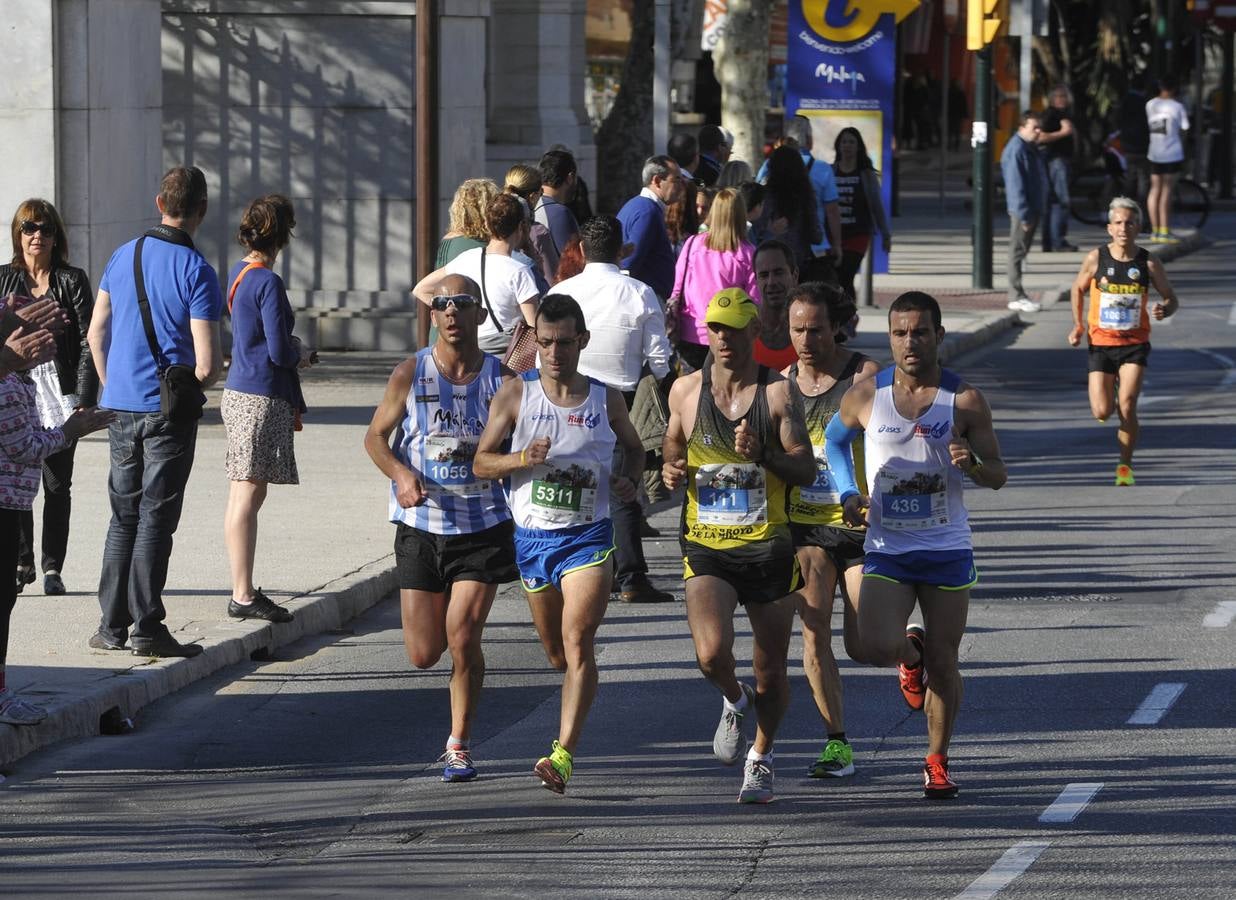 Miles de corredores participan en la Media Maratón Ciudad de Málaga